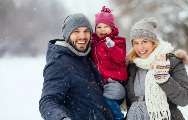 Top 7 Trendy Winter Family Photo Color Schemes for 2025