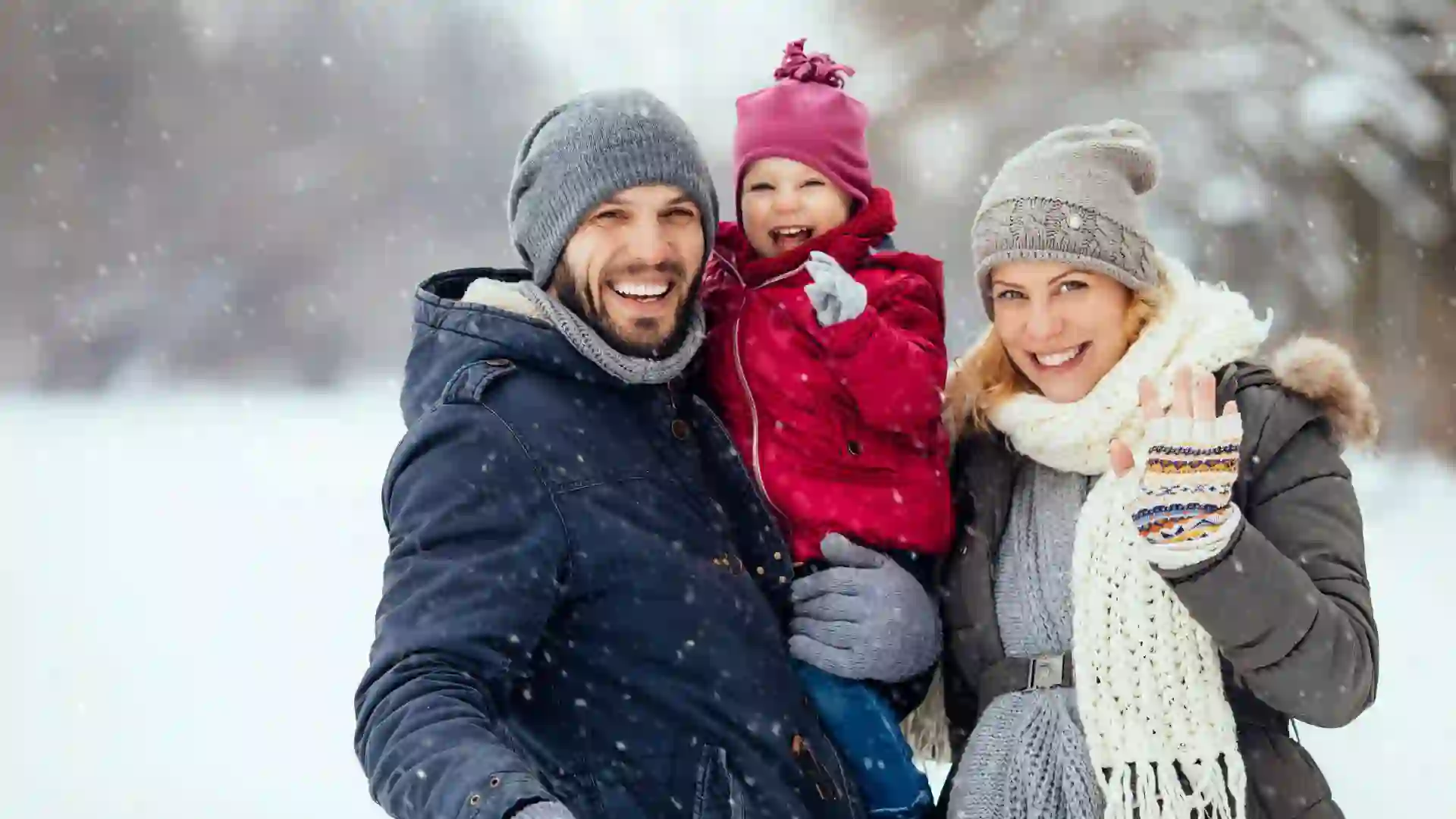 Top 7 Trendy Winter Family Photo Color Schemes for 2025