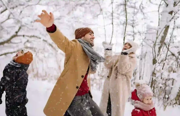 18 Creative Winter Family Photo Ideas for a Picture-Perfect Season