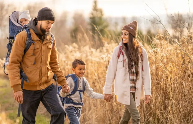 The Best Colors for Outdoor Family Photos: A Seasonal Guide